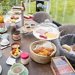 ホームステイ La Orchidees, Breakfast Included